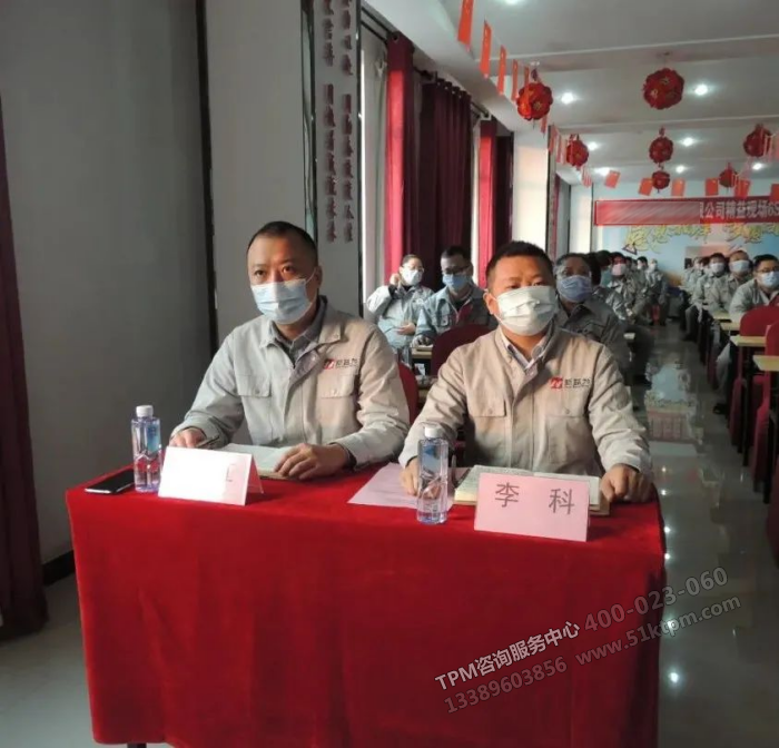新益為咨詢袁老師（左）、新益為咨詢李老師（右）